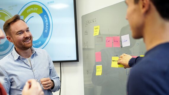 Das Team der ESG Mobility beim gutgelaunten Brainstorming | © ESG Mobility