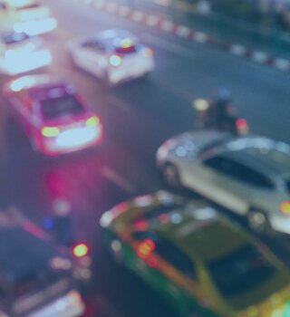Befahrene Straße bei Nacht | © Shutterstock